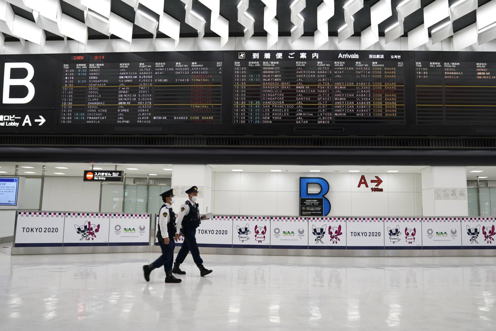 A flight arrival information board at Narita Internatio<em></em>nal Airport in Chiba Prefecture. Foreign natio<em></em>nals with valid residence statuses in Japan can apply for re-entry permission under guidelines for business travelers. | BLOOMBERG