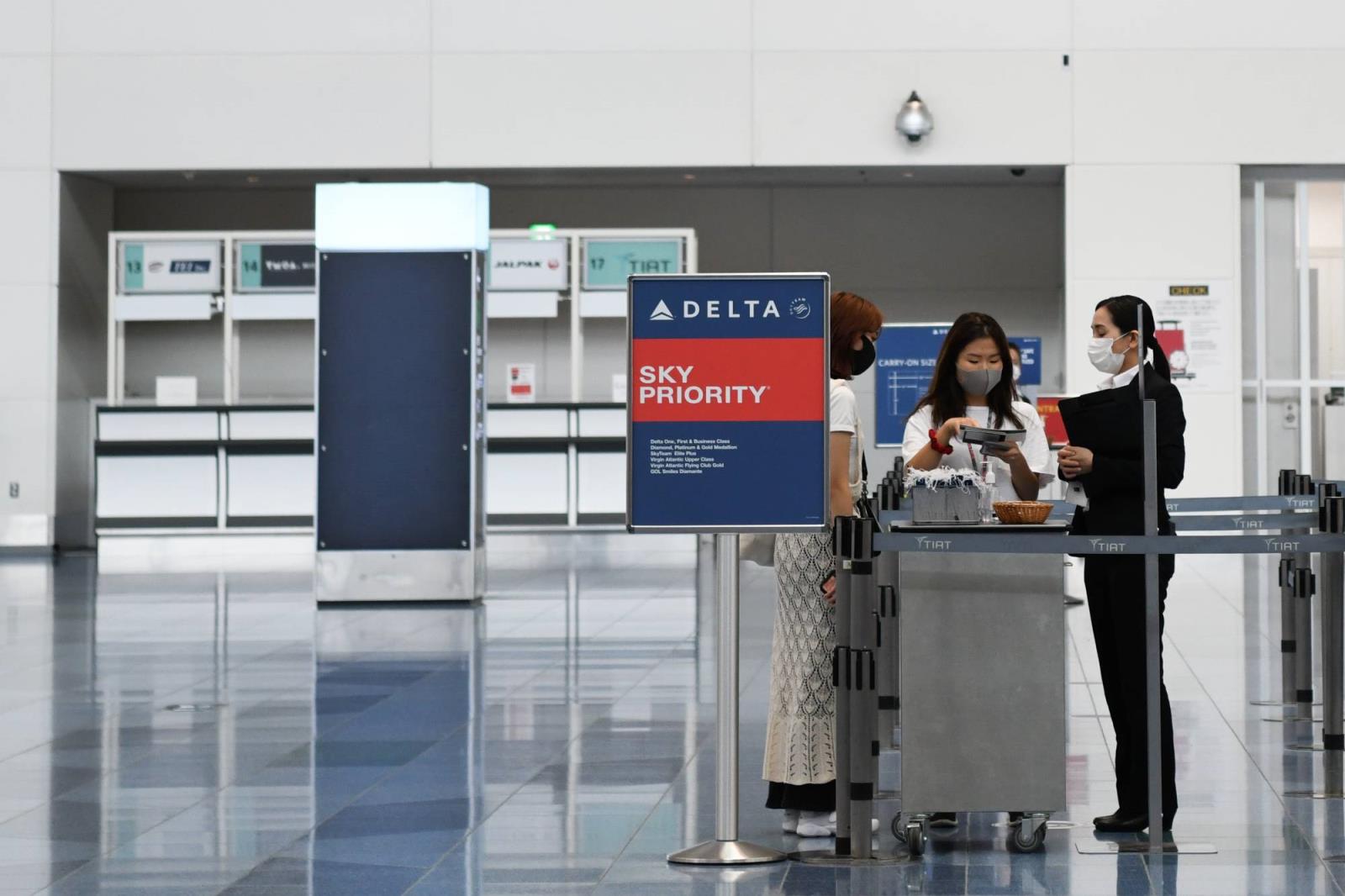  A PASSENGER, LEFT, SPEAKS TO DELTA AIR LINES INC. WORKERS AT HANEDA AIRPORT IN TOKYO, JAPAN, ON TUESDAY, JUNE 28, 2020. Co<em></em>nCERN OVER THE VIRUS SITUATION IN JAPAN IN GROWING AS CASES HAVE SURGED IN RECENT WEEKS. AN OUTBREAK INITIALLY THOUGHT Co<em></em>nFINED TO NIGHTTIME ENTERTAINMENT AREAS IN TOKYO HAS SPREAD TO WORKPLACES AND ACROSS THE COUNTRY. PHOTOGRAPHER: NORIKO HAYASHI/BLOOMBERG