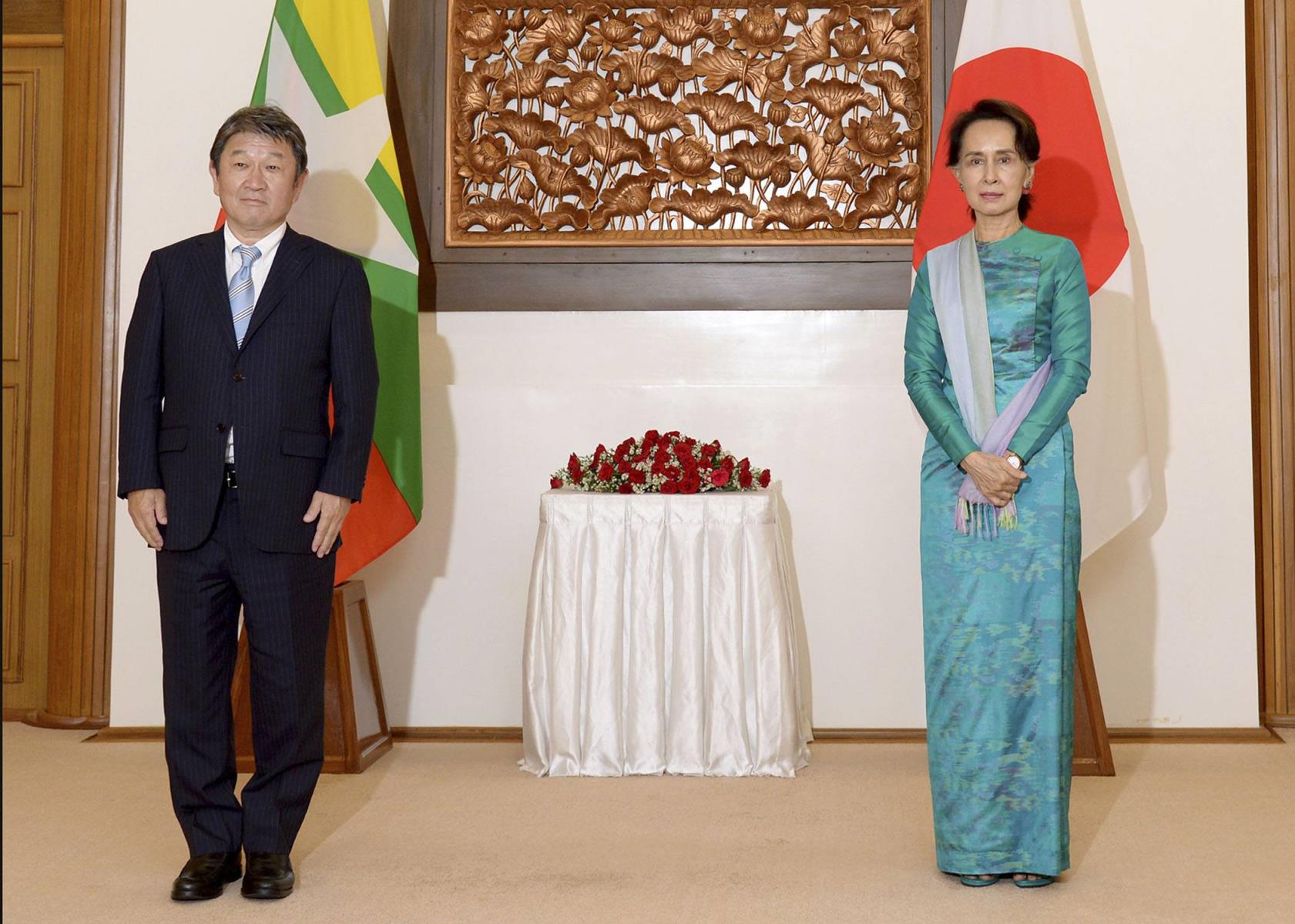 Foreign Minister Toshimitsu Motegi and Myanmar leader Aung San Suu Kyi pose for a photo during their meeting in Naypyidaw on Monday. | JAPANESE FOREIGN MINISTRY / VIA KYODO