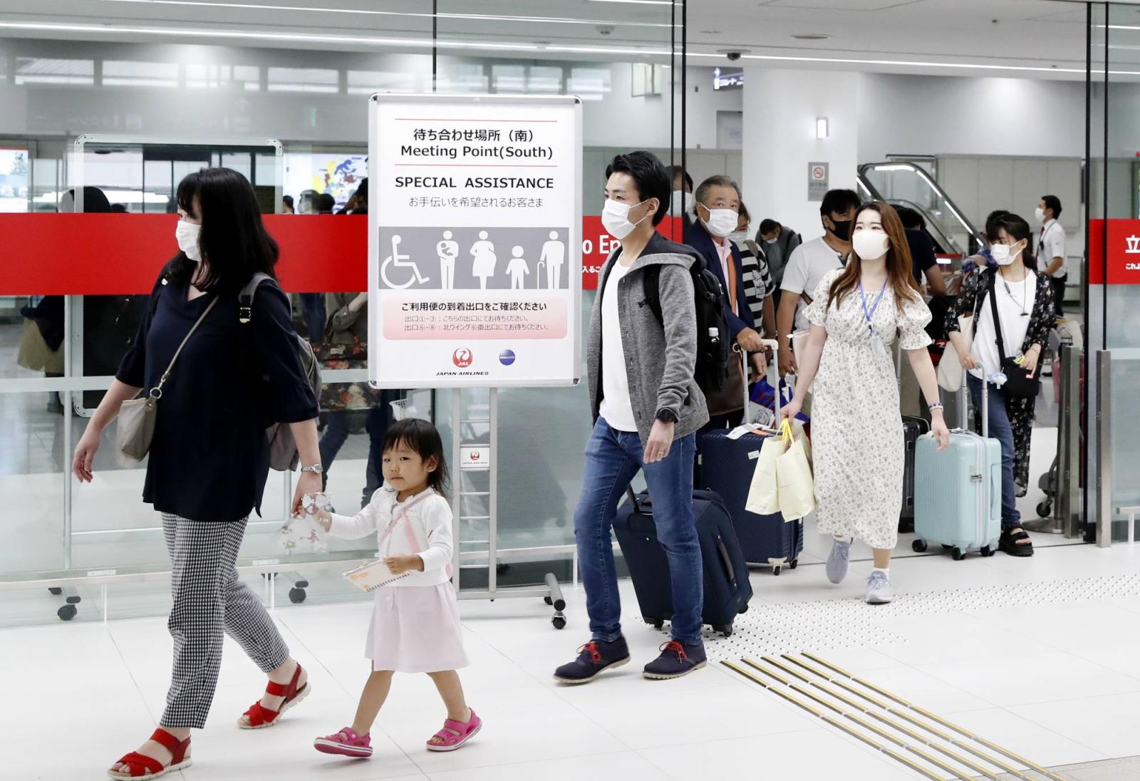 Business travelers and returnees will be exempt from Japan's 14-day quarantine policy, government sources say. | KYODO 